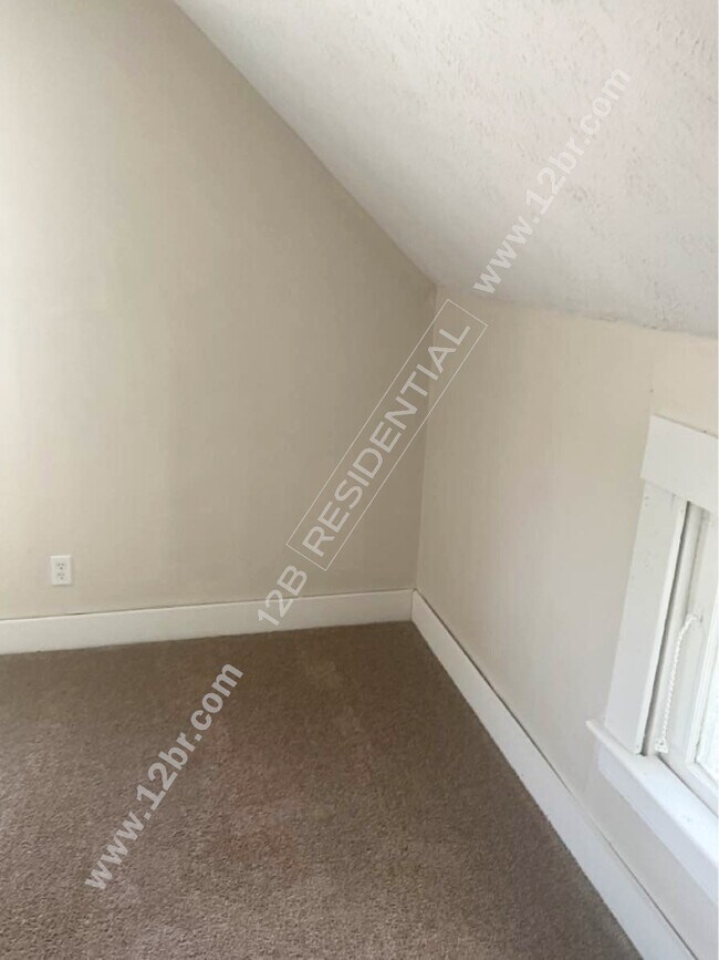 Building Photo - 4-Bedroom Home in Miles Home Neighborhood