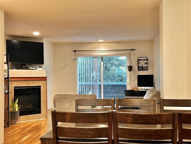 Building Photo - Modern 3BR | 2.5BA Townhome with Private T...