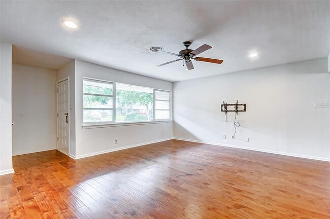 Building Photo - 515 Azaleadell Dr
