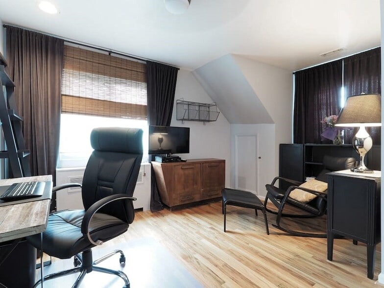 Great natural light - 1301 Chillum Rd