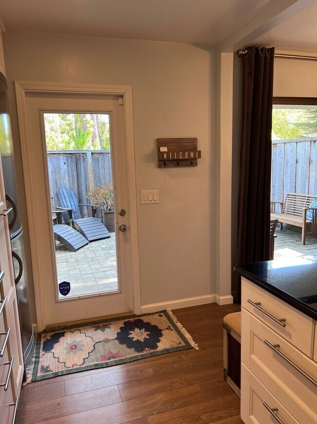 Building Photo - Fully-furnished Sleek 2-bedroom, 2-bathroo...