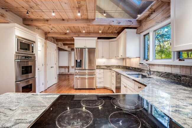 Building Photo - 123 Cove Rd