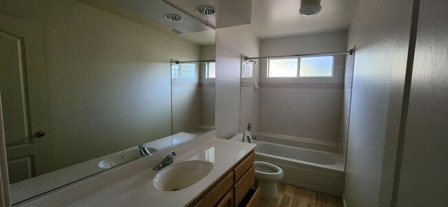 Building Photo - 3 Bedroom 3 Bathroom Home in River Oaks Co...