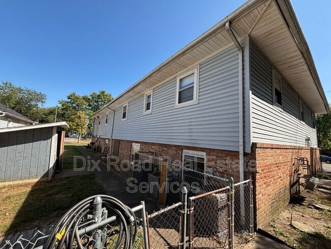 Building Photo - 2032 Sheffield St