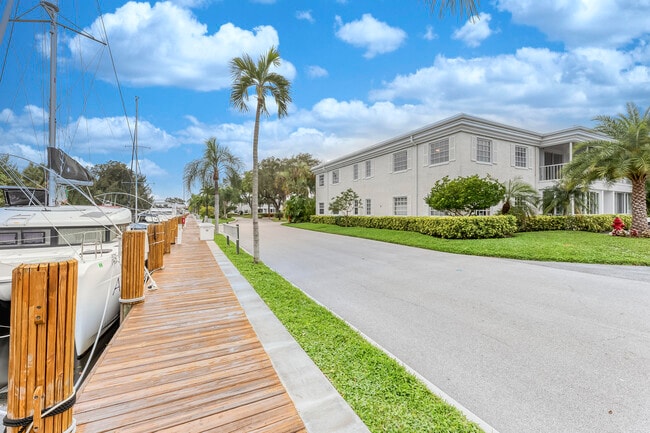 Building Photo - 6299 Bay Club Dr