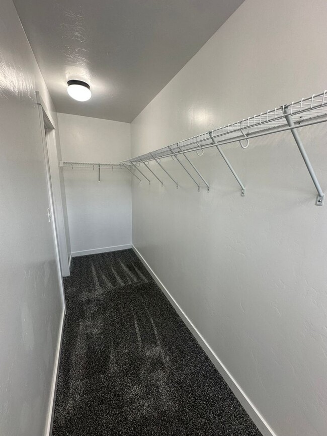 Building Photo - 3 Weeks Rent FREE! Modern 3 Bed 2.5 Bath T...