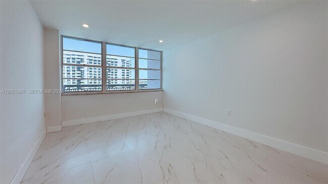 Building Photo - 18061 Biscayne Blvd