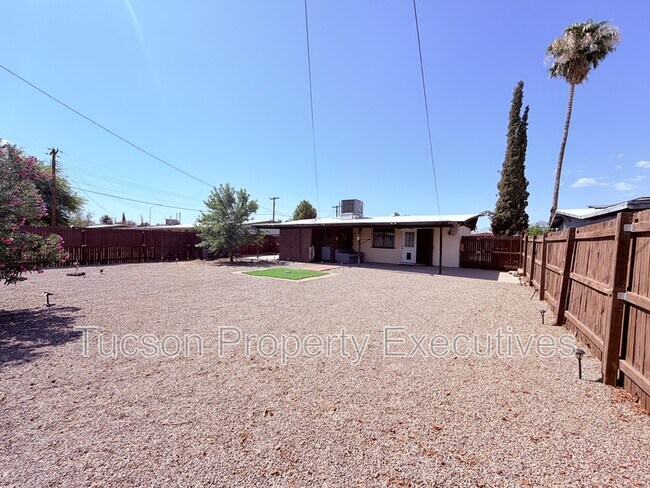 Building Photo - 3626 E Sylvane St
