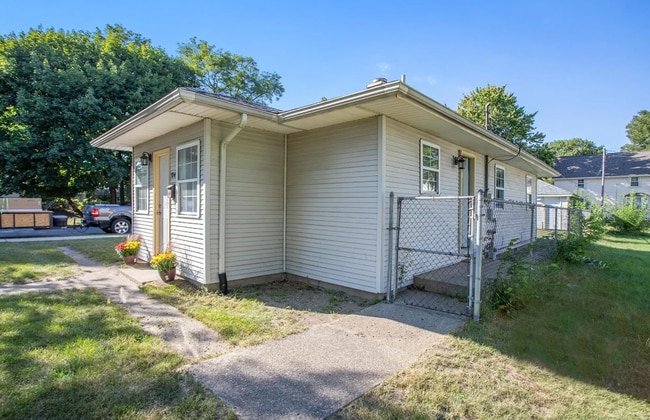 Building Photo - 3245 Ardmore Trail
