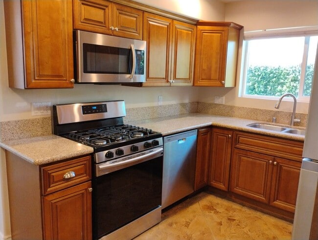 Building Photo - Like new 4 BR/3 Full Baths