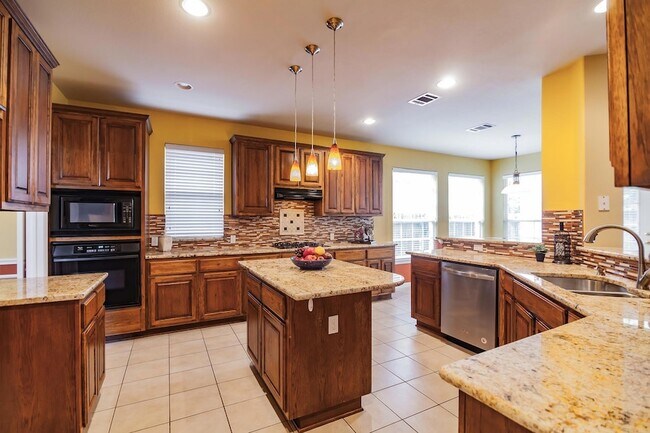 Building Photo - 2412 Arbor Dr