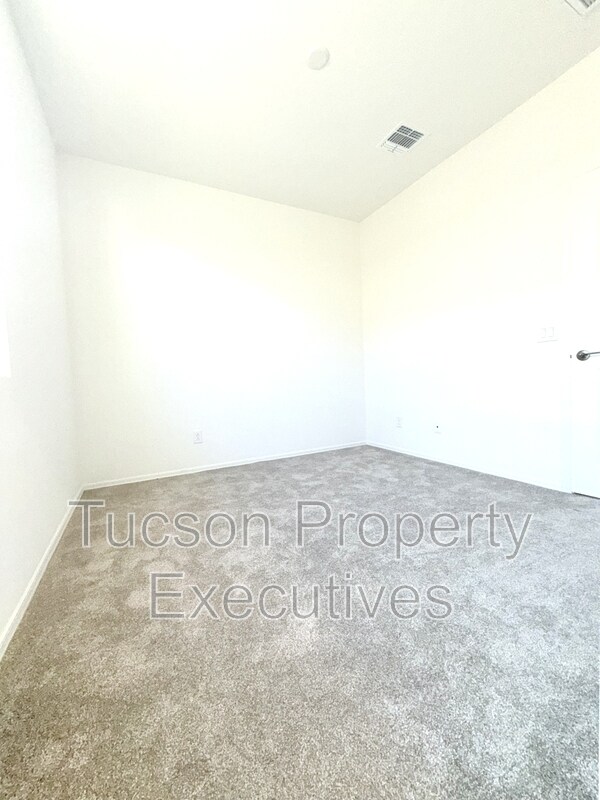Building Photo - 9329 N Peridot Vis Ave