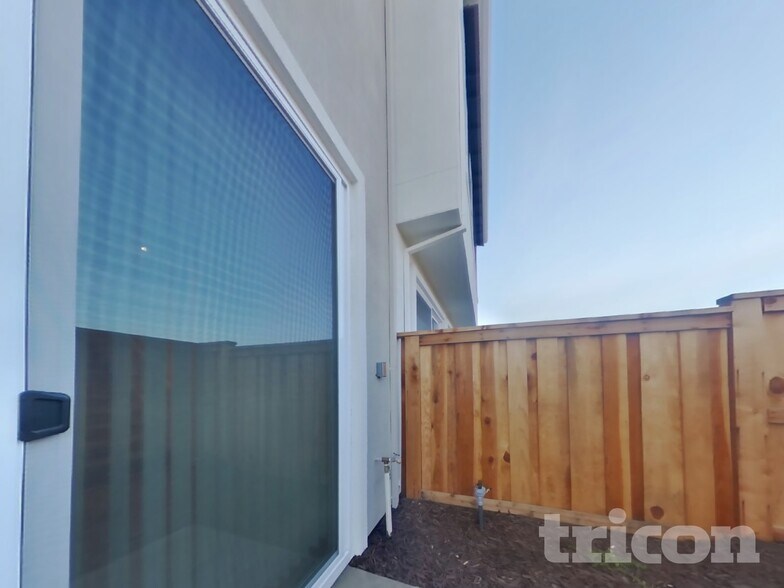 Building Photo - 2054 Delta Vw Ave