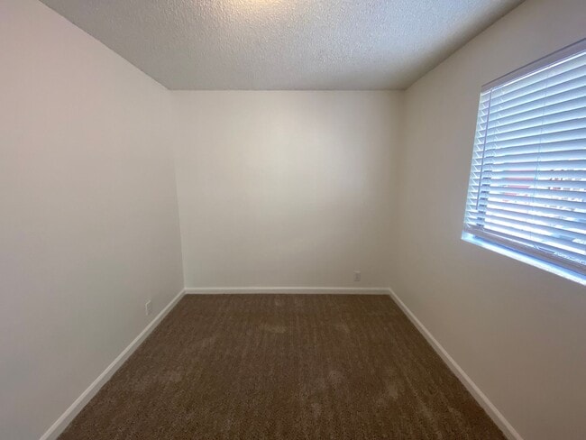 Building Photo - La Tierra Garden Apartment (29)