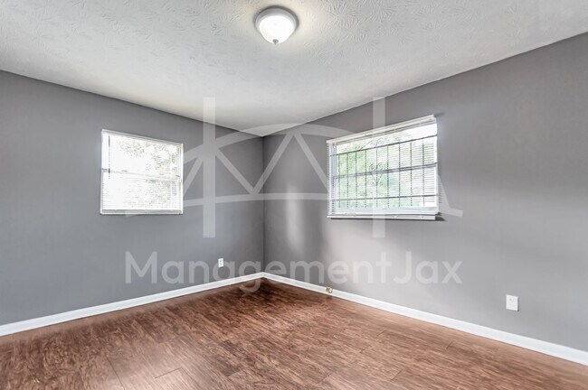 Building Photo - 1130 W 21st St