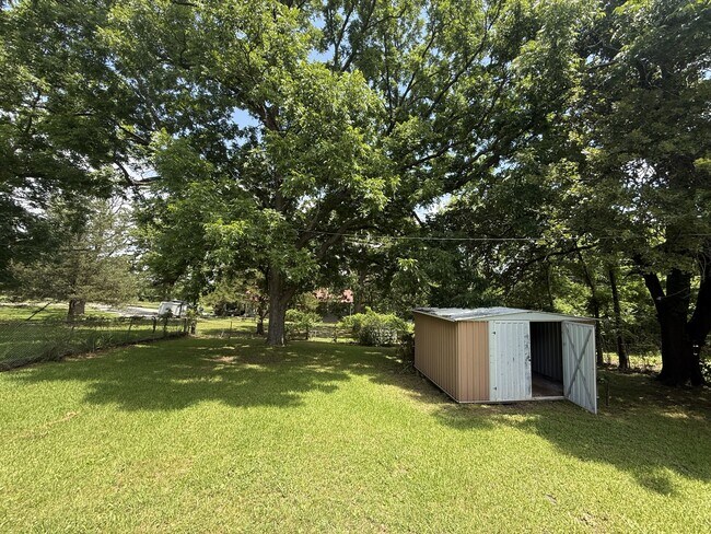 Building Photo - 1002 S Highland