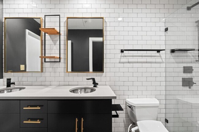 Building Photo - 2124 E 6th St