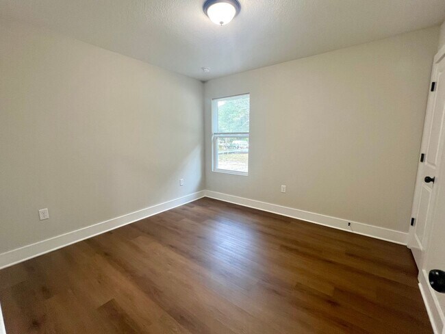 Building Photo - 4417 Oak Ln