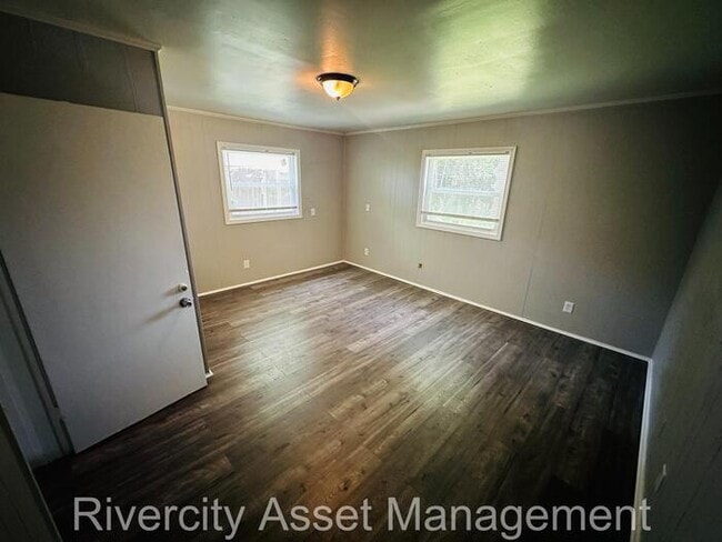 Building Photo - HUGE BACKYARD!!!!!! SECTION 8 FRIENDLY, RE...