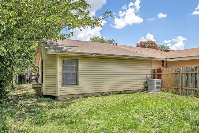 Building Photo - 1325 Bayou Dr
