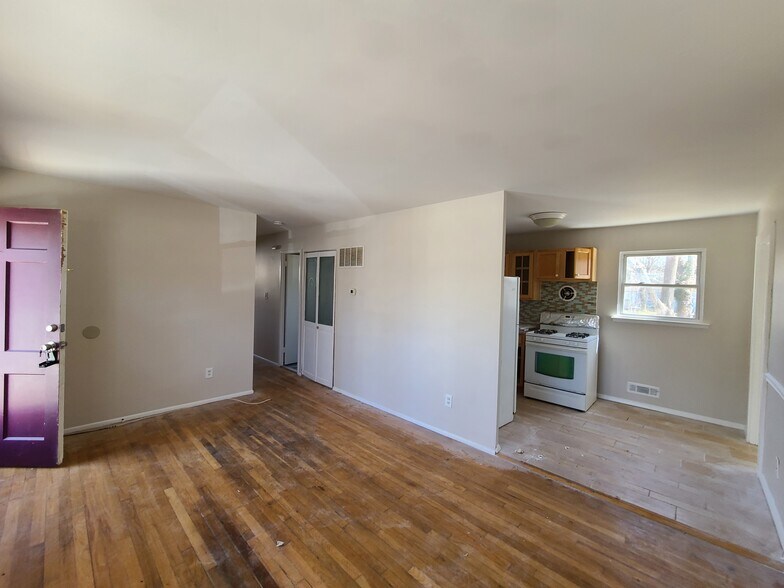 Building Photo - 1319 Eisenhower St