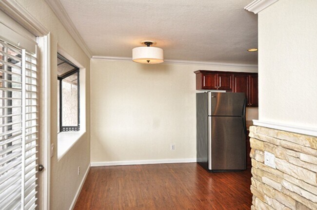 Building Photo - Immaculate Upper End 1 Bed 1 Bath Condo in...