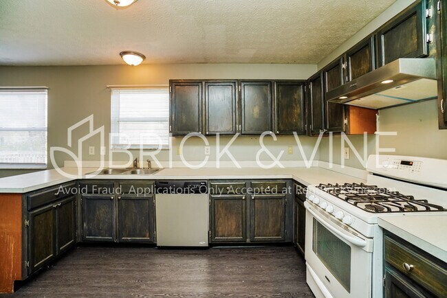 Building Photo - 950 Radbourne Dr