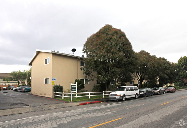 Primary Photo - Evergreen Apartments