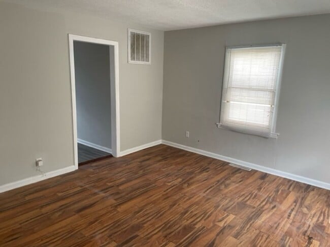 Building Photo - Cozy Two Bedroom! Available Now! Section 8 Welcomed