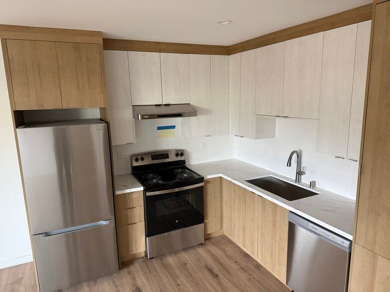 Kitchen - 6259 Riverton Ave