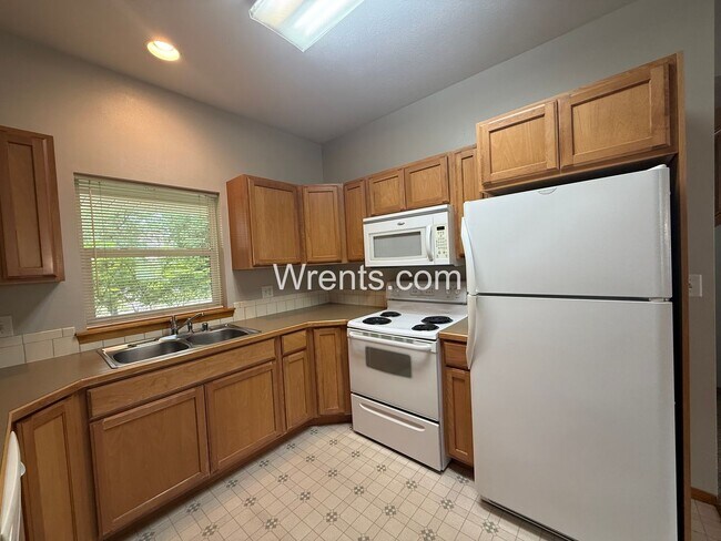 Building Photo - COMING SOON! South Hill Duplex with Garage & Utilities Included!