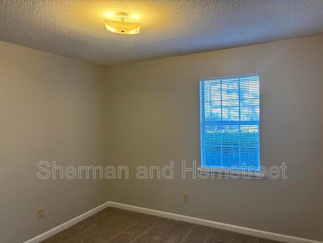 Building Photo - 402 Commons Dr