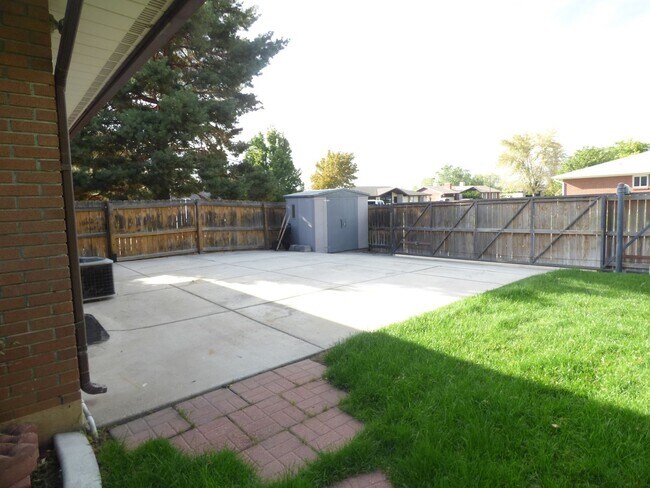 Building Photo - 5 Bd 3 Ba Home in Sandy