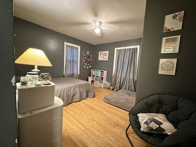 Building Photo - Available August!  Cozy 2 Bedroom, 2 Bathr...