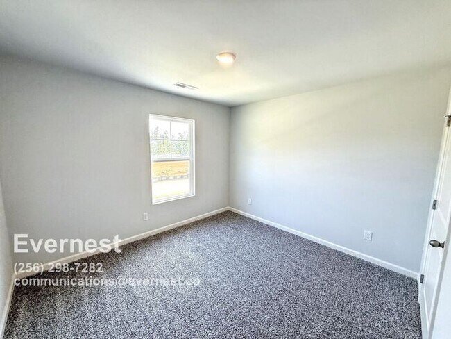 Building Photo - 3-Bedroom, 2.5-Bathroom Home in a Convenie...