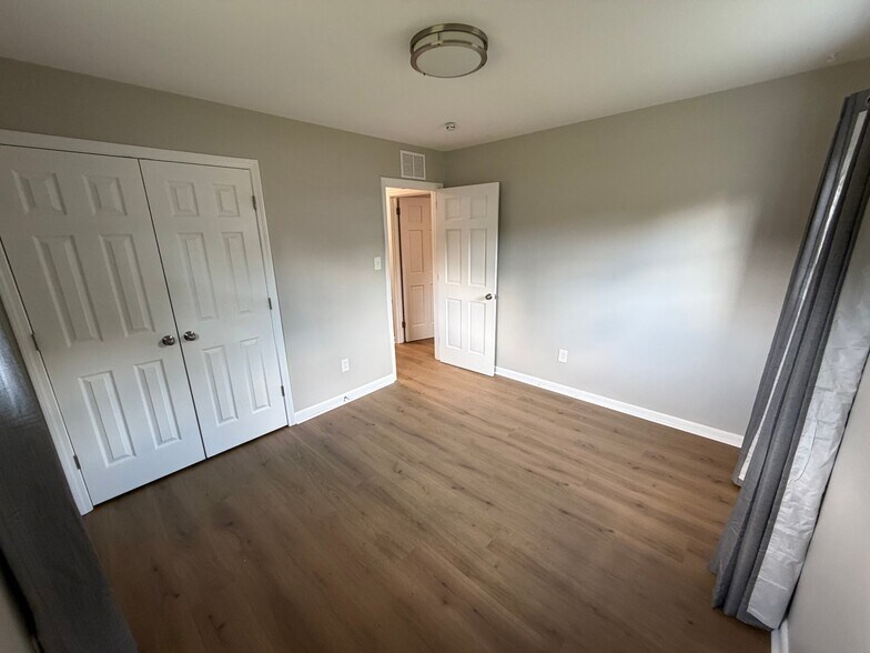 Building Photo - 1924 Hadley Rd