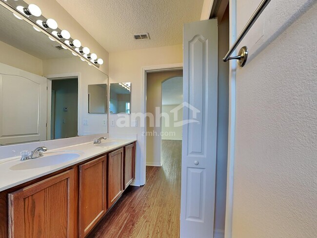 Building Photo - 1749 Oak Grove Chase Dr