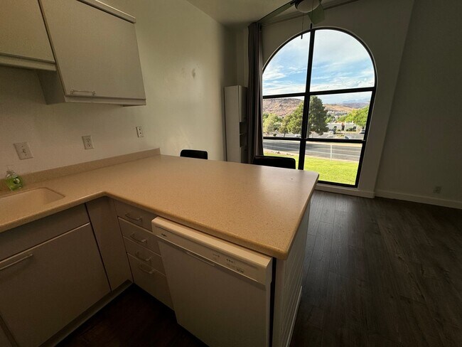 Building Photo - Recently updated condo with gym, pool, and...