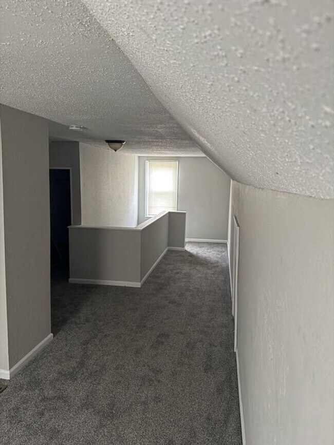 Building Photo - North Pontiac home Available Now!