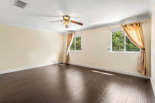 Building Photo - 1325 Camellia Cir