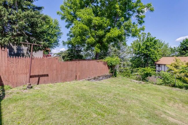 Building Photo - 2823 Cobden St