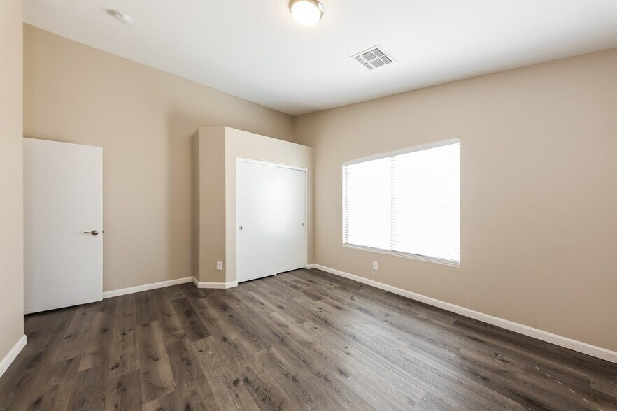 Building Photo - 8748 W Salter Dr