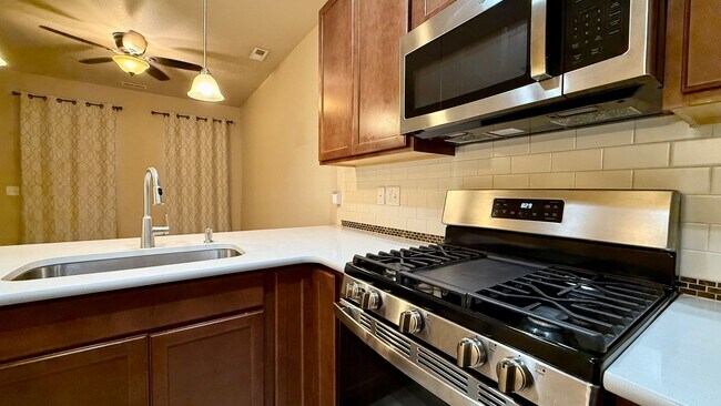 Building Photo - Modern Townhome with Mountain Views in Claremont Ranch