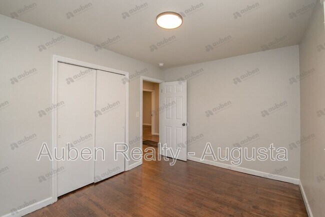 Building Photo - 109 Vanderbilt Cir