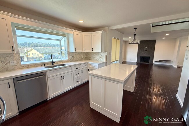 Building Photo - Beautifully Remodeled 4 Bed Home with Loft + Prime Location