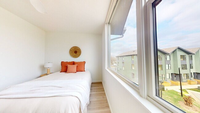 Building Photo - Professional Coliving - Private Room & Wal...