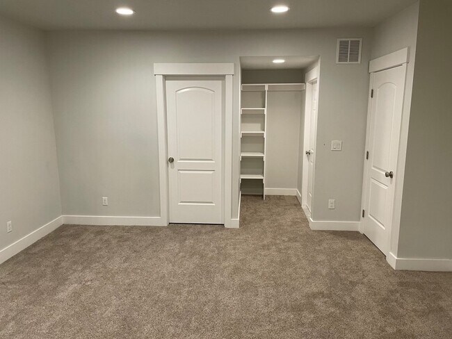 Building Photo - 3807 E Cunninghill Dr
