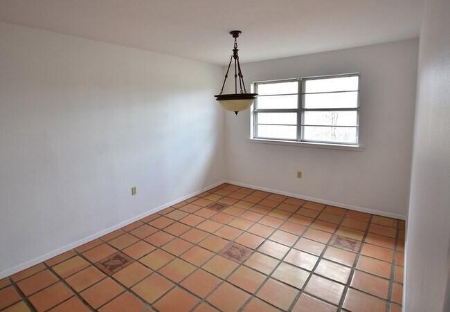 Building Photo - 800 N Cockrell St