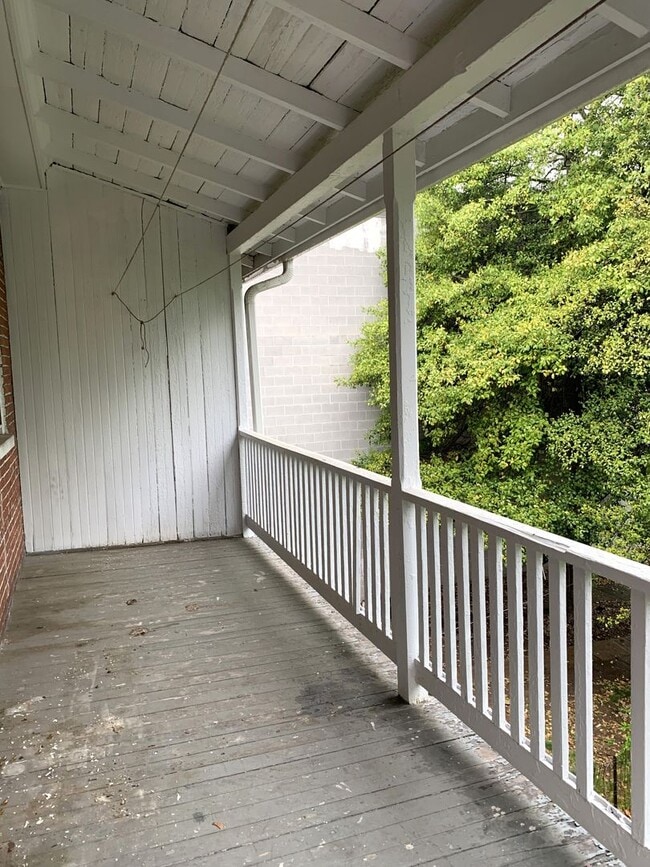 Building Photo - 2-story duplex | 4 bedrooms and 2 full bathrooms