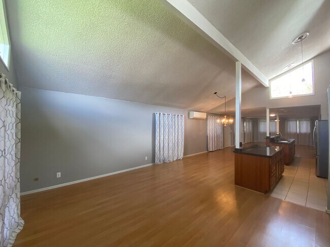 Building Photo - 019WHI